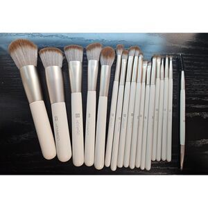 Hemkgo 18pcs Professional Premium Synthetic Makeup Brushes with Case